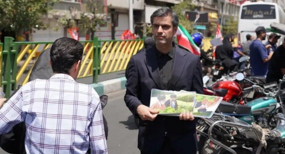 حضور میدانی مدیرعامل کیمیای پارس خاورمیانه در صف خدمترسانی به عزاداران مراسم تشییع رهبر شهید؛ جلوهای از همبستگی در هلدینگ پتروفرهنگ