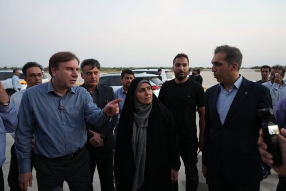 بازدید وزیر راه و شهرسازی از فرودگاه آسیب دیده بوشهر
