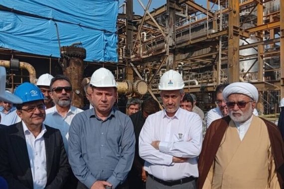 وزیر اقتصاد از پتروشیمی آسیبدیده در جنگ اخیر بازدید کرد