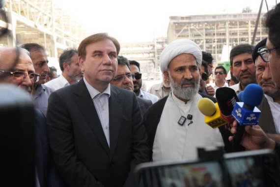 استاندار بوشهر: غیرت کارگران و متخصصان، ضامن تداوم تولید در پالایشگاه‌های آسیب‌دیده است